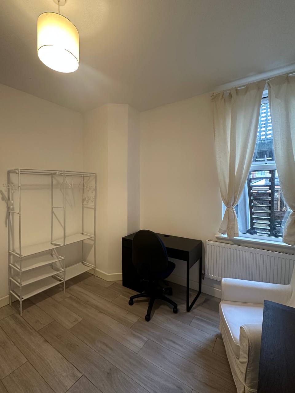 Здається велика кімната