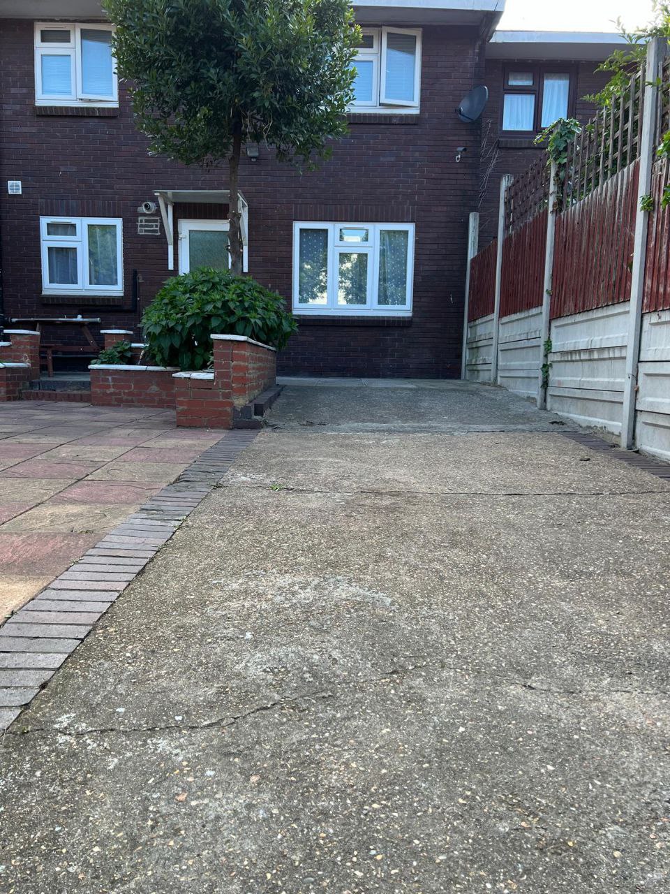 Здається double room £240 та single room £220