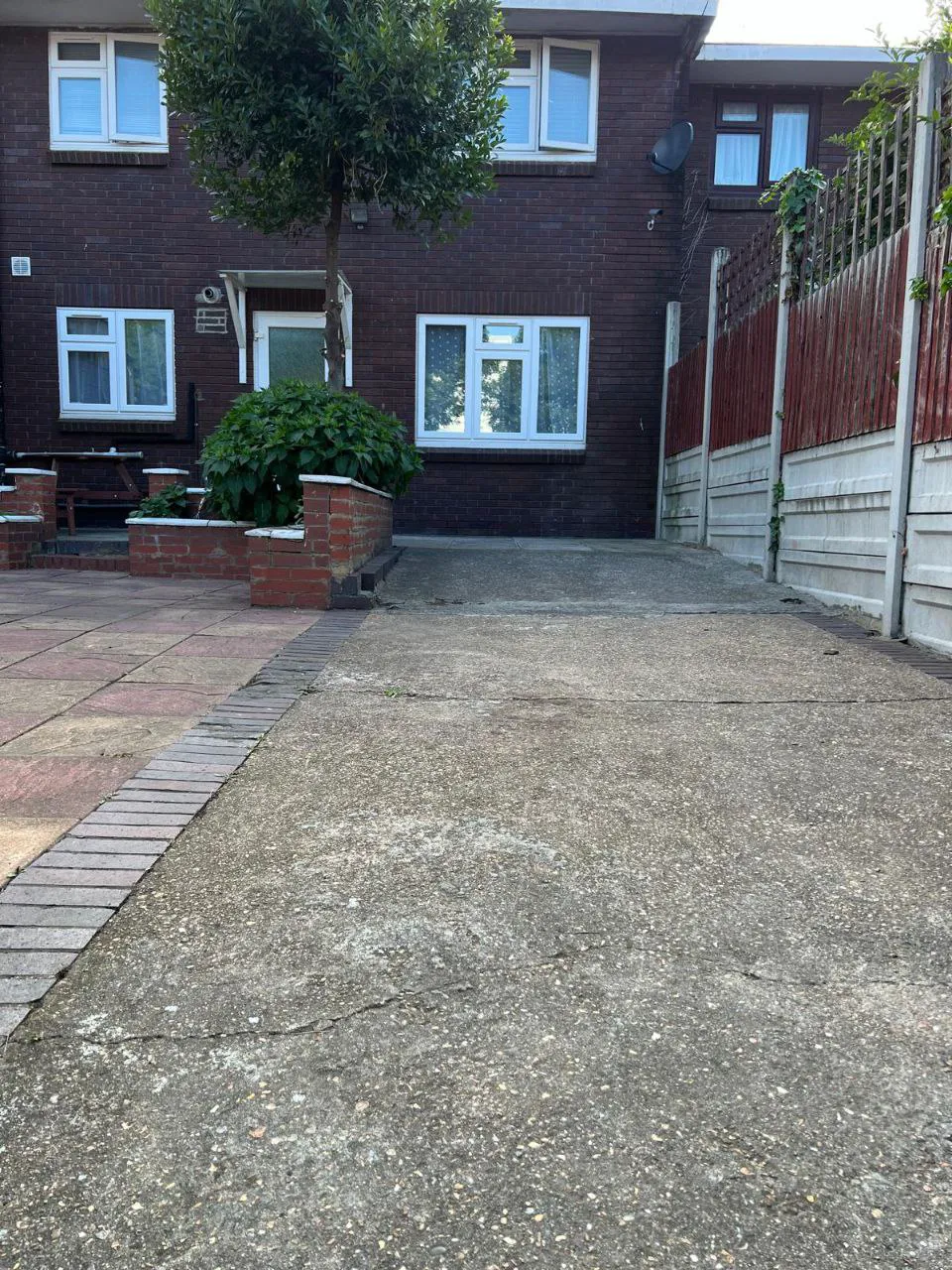 Здається double room £240 та single room £220